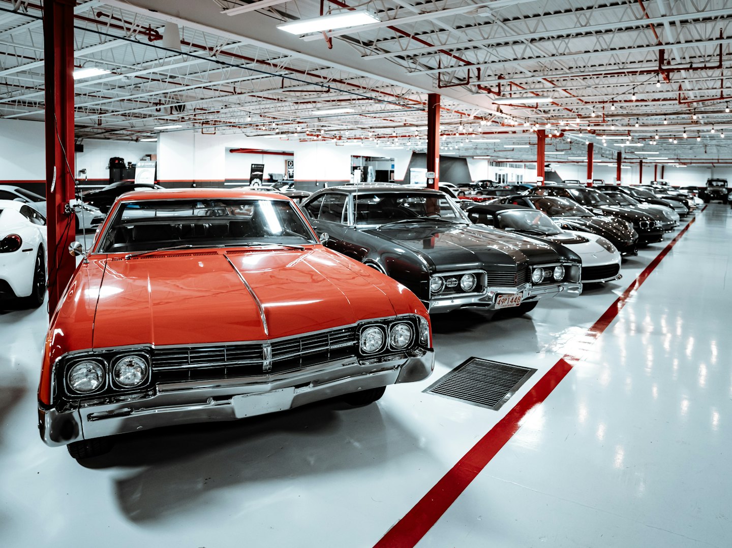 Roter Oldtimer-Wagen in einer Autohalle.